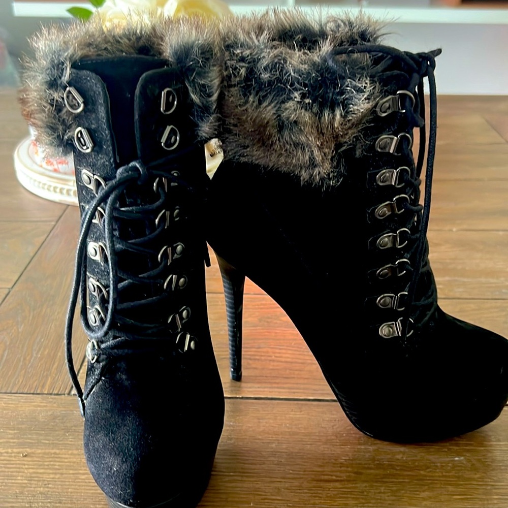 Beautiful and sexy winter booties. Used only once